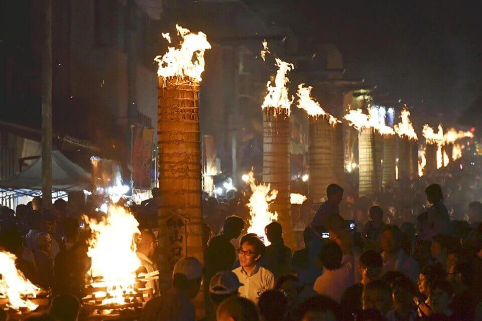 Festival anual de fogo é realizado no Monte Fuji