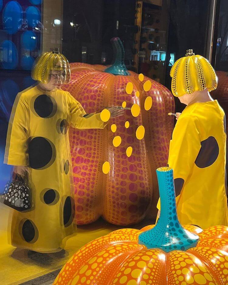 Bolinhas icônicas da artista Yayoi Kusama dominam lojas da Louis Vuitton