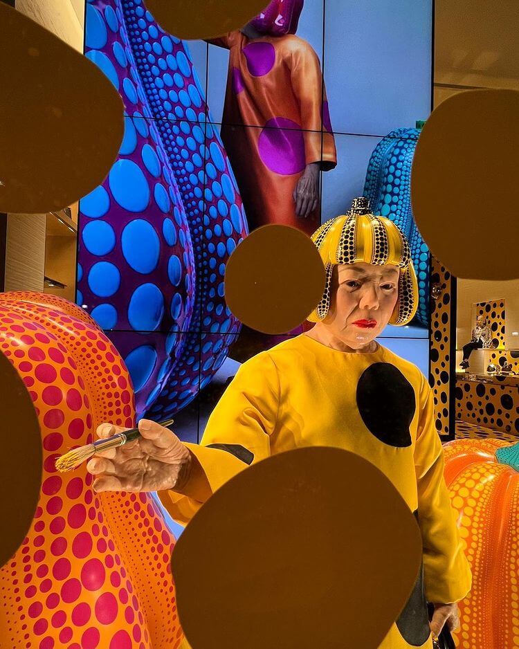 Bolinhas icônicas da artista Yayoi Kusama dominam lojas da Louis Vuitton