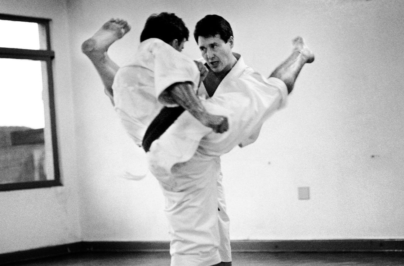 Professor Okuda mais jovem, treinando com outro rapaz. Forte como um samurai.