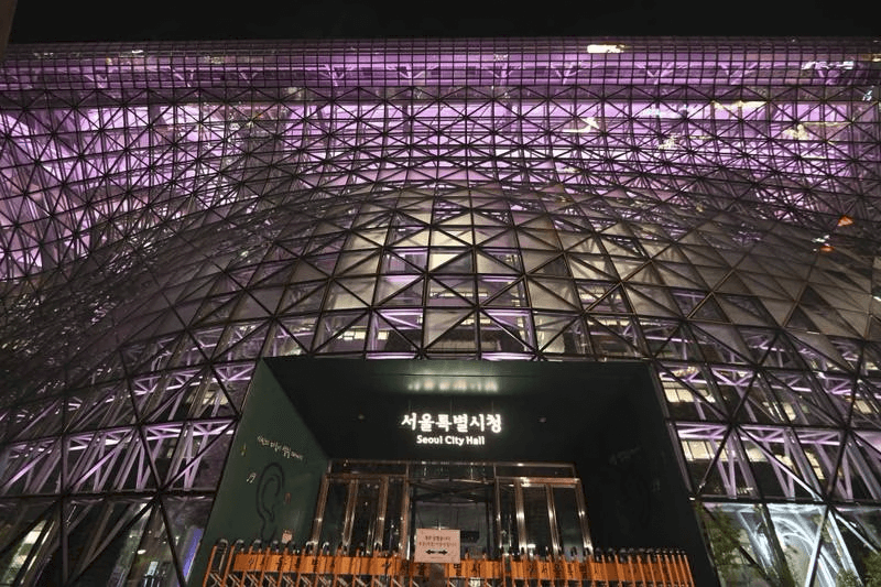 BTS - Prefeitura de Seul iluminado em roxo