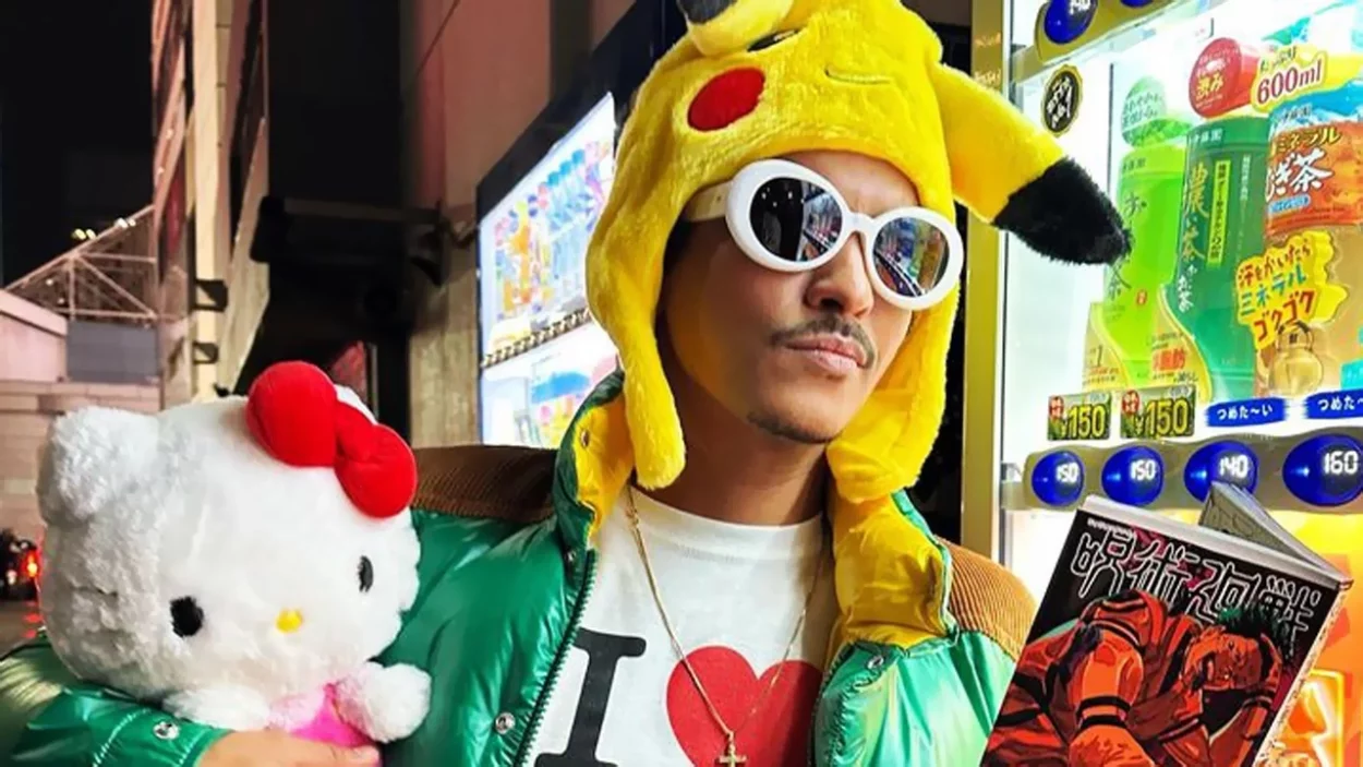 Bruno Mars divulgou uma foto bastante Otaku onde aparece abraçando a Hello Kitty, vestindo toca do Pikachu e com o mangá de Jujutsu Kaisen.