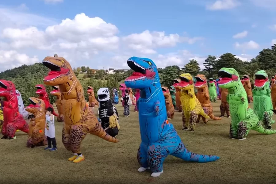 Mais de 40 corridas fantasiadas de T-Rex foram realizadas no Japão, tornando-o um dos eventos de corrida que mais cresce no país asiático.