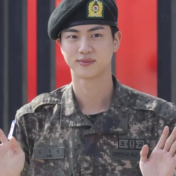 Jin, membro mais velho do supergrupo K-pop BTS, realizará uma maratona de abraços em Seul após completar 18 meses de serviço militar.