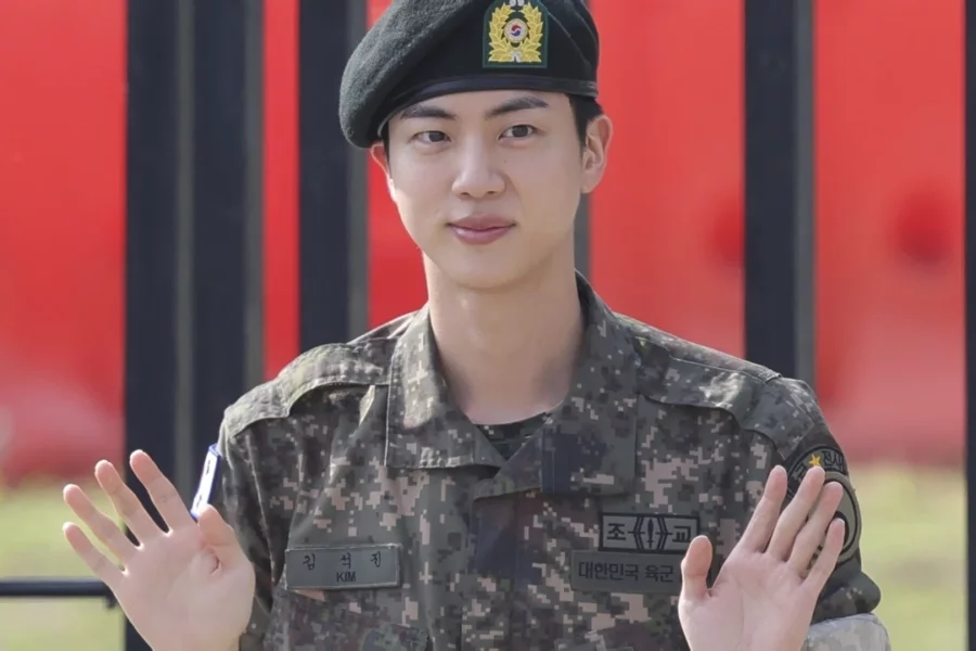 Jin, membro mais velho do supergrupo K-pop BTS, realizará uma maratona de abraços em Seul após completar 18 meses de serviço militar.