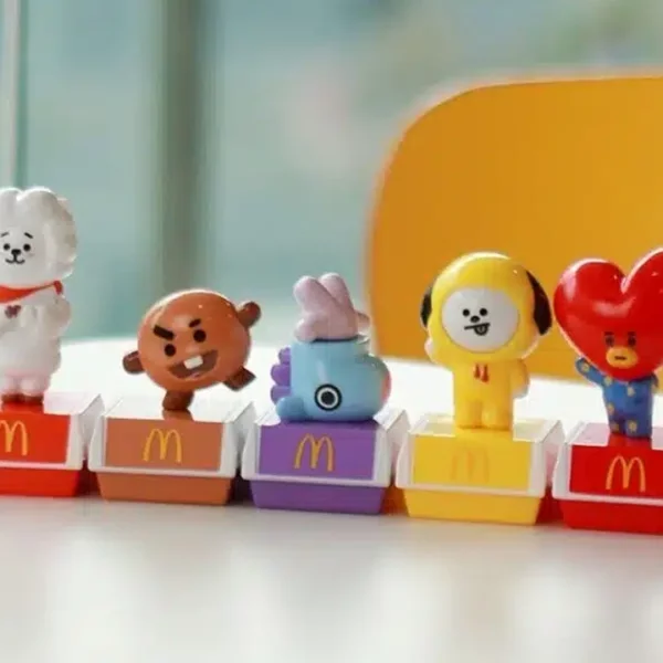 Após conquistar a internet, os brindes do McDonald’s em parceria com o BT21 já têm previsão de chegada ao Brasil.