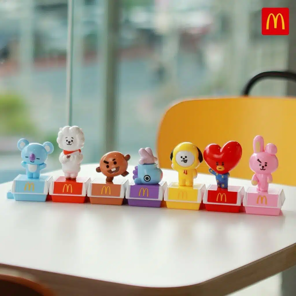 Após conquistar a internet, os brindes do McDonald’s em parceria com o BT21 já têm previsão de chegada ao Brasil. 