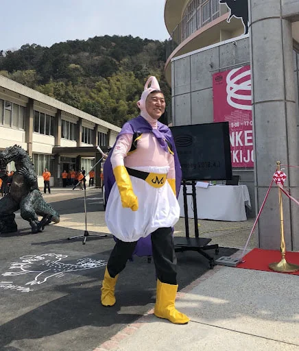 Durante uma cerimônia em 2018, primeiro ministro do Japão Shigeru Ishiba apareceu vestido como Majin Buu, da icônica série Dragon Ball Z.