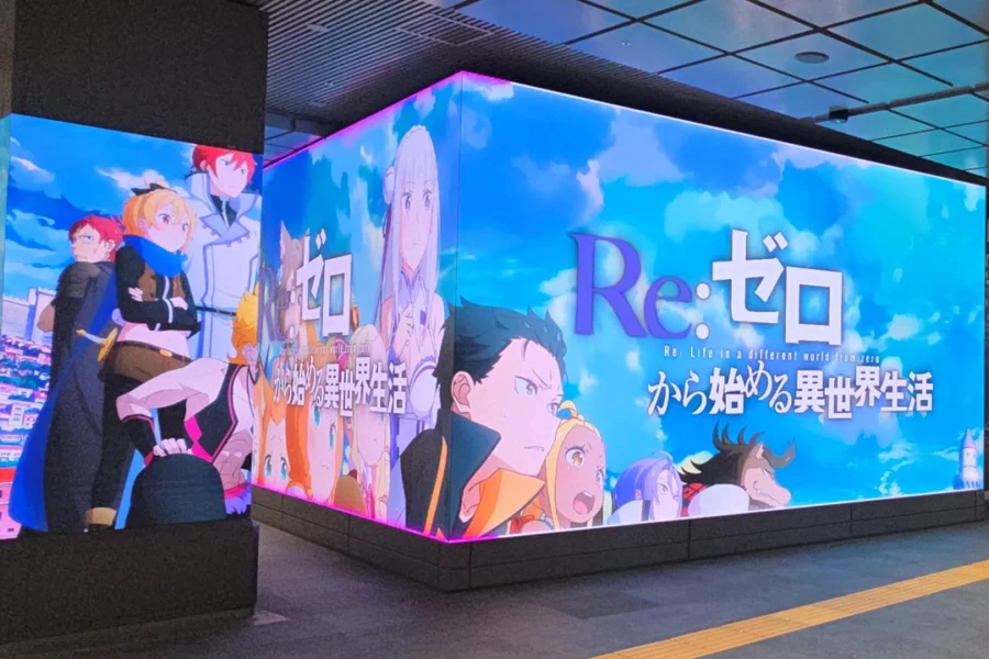 Uma nova campanha publicitária para a terceira temporada da série anime Re:Zero, está em destaque na Estação JR Shinjuku, em Tóquio.