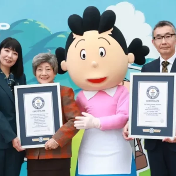 Sazae-san completa 55 anos e recebe dois prêmios do Guinness, destacando sua longevidade e a carreira de Midori Kato como dubladora.