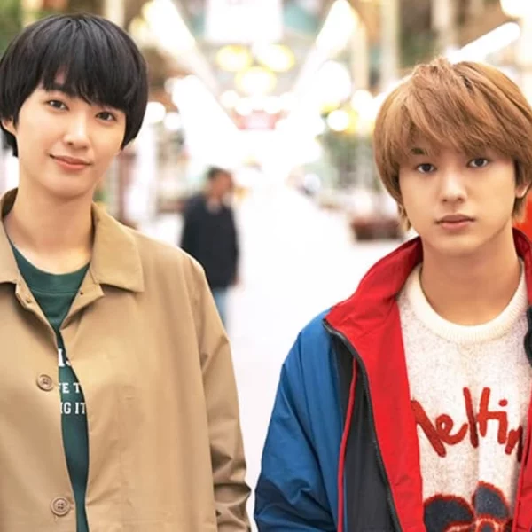 O site oficial da adaptação para série live-action do mangá Otonari Complex de Saku Nonomura, divulgou um trailer e adições ao elenco.