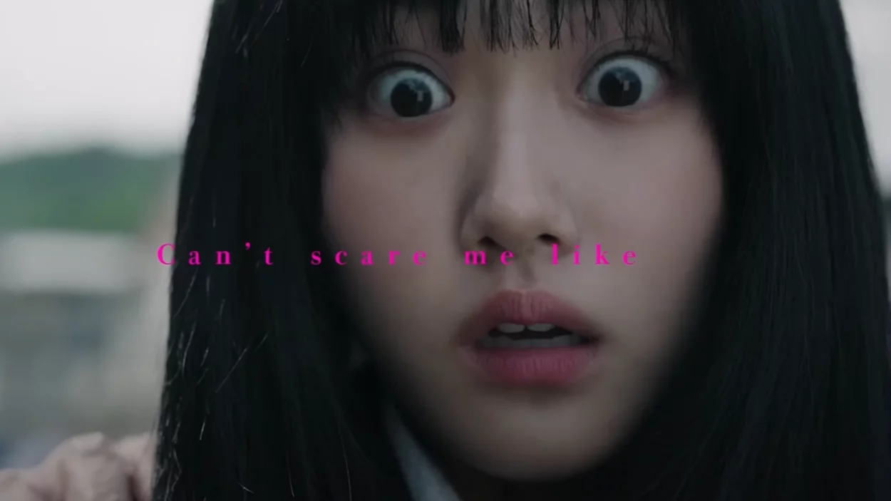 O site oficial da adaptação para filme live-action do mangá Mieruko-chan de Tomoki Izumi, divulgou um vídeo musical com o tema "Ghost".