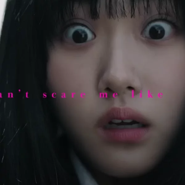O site oficial da adaptação para filme live-action do mangá Mieruko-chan de Tomoki Izumi, divulgou um vídeo musical com o tema "Ghost".