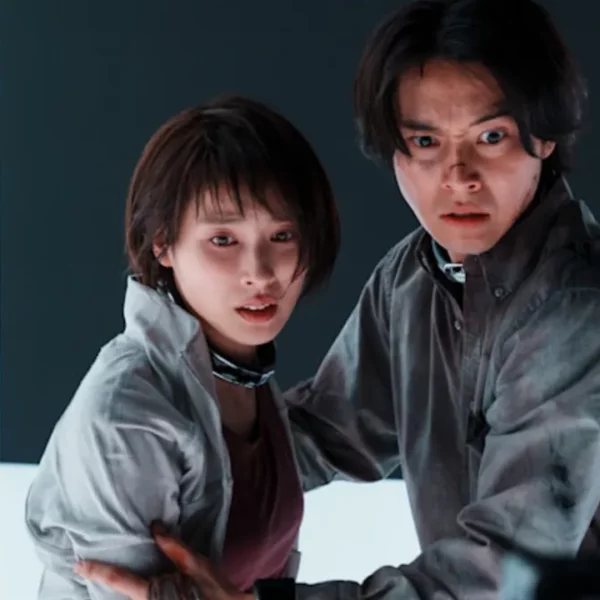 Diretor de Alice in Borderland explica como a 3ª temporada se diferencia de Round 6, destacando a fusão entre jogos mortais e traumas pessoais.