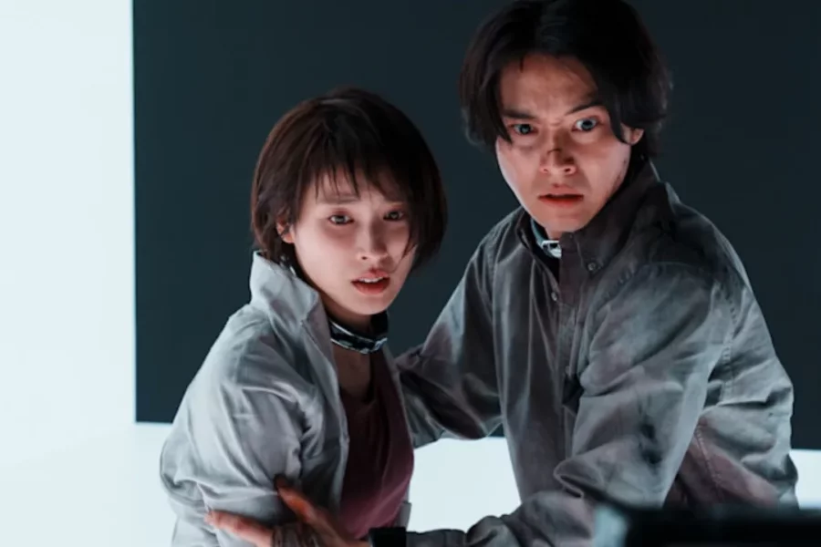 Diretor de Alice in Borderland explica como a 3ª temporada se diferencia de Round 6, destacando a fusão entre jogos mortais e traumas pessoais.