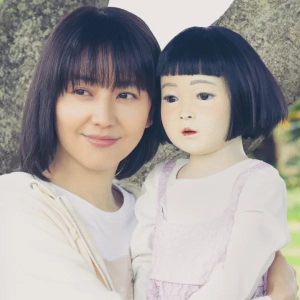 DOLLHOUSE, novo terror japonês de Shinobu Yaguchi, estreia em 30 de outubro com distribuição da Sato Company e promete arrepios no Halloween.