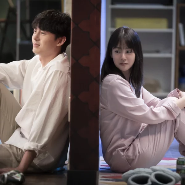 Meu Pior Vizinho combina humor e emoção em uma comédia romântica sensível sobre amor, empatia e saúde mental que conquista do início ao fim.