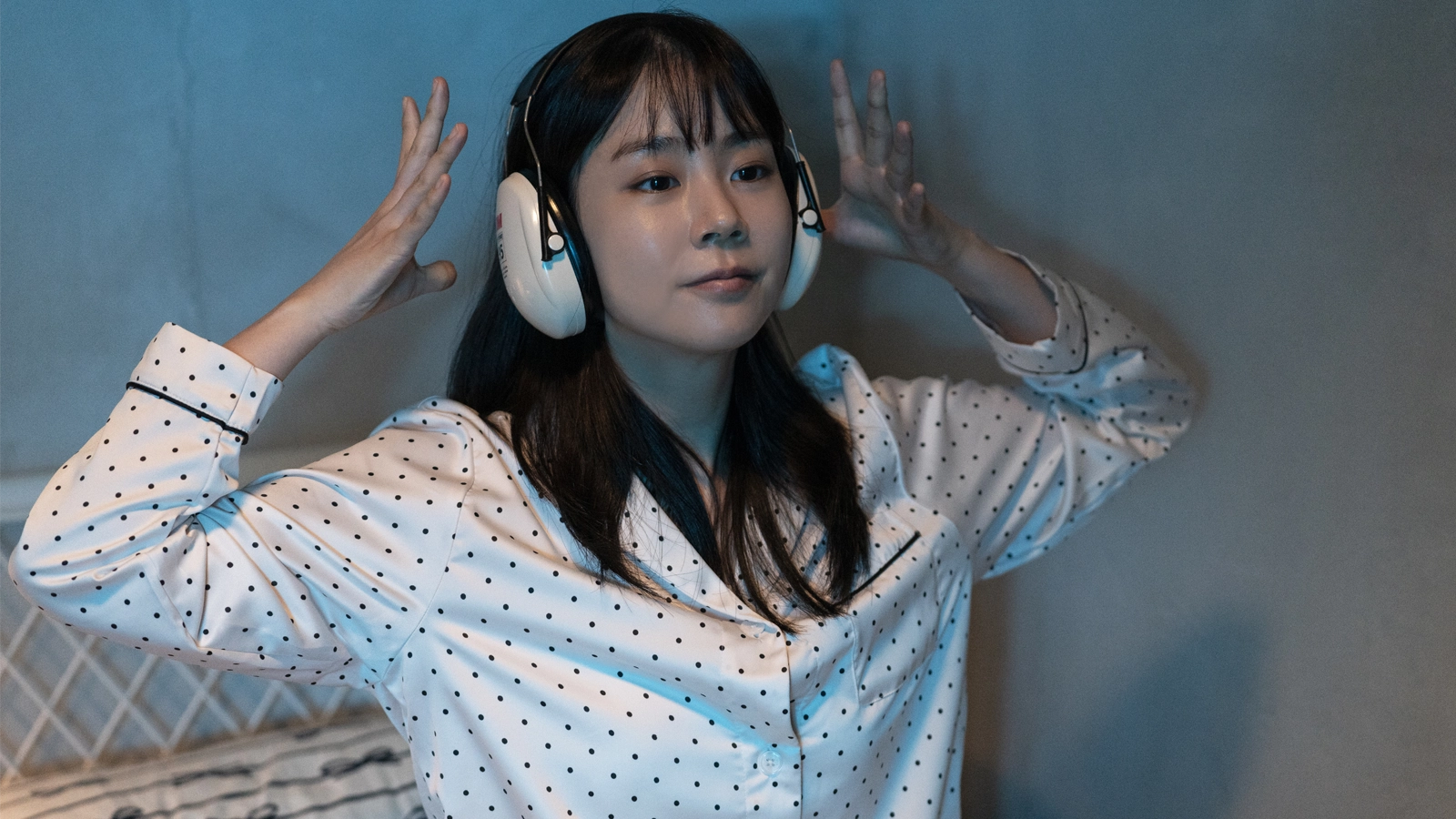 Meu Pior Vizinho combina humor e emoção em uma comédia romântica sensível sobre amor, empatia e saúde mental que conquista do início ao fim.