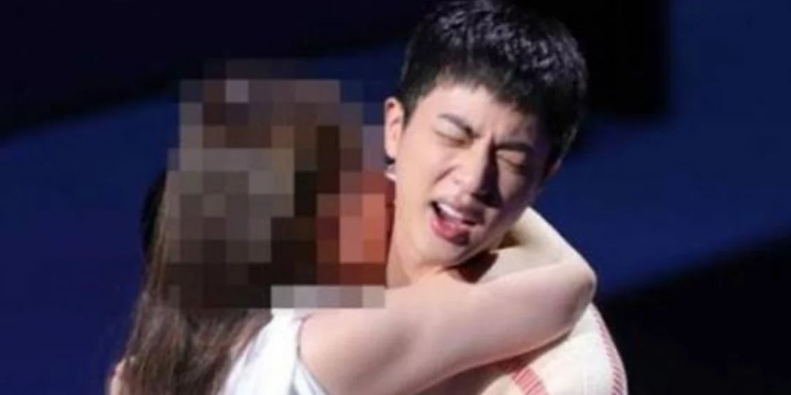 Mulher japonesa é indiciada na Coreia do Sul por assédio após beijar Jin, do BTS, sem consentimento, durante evento de fãs em 2024.