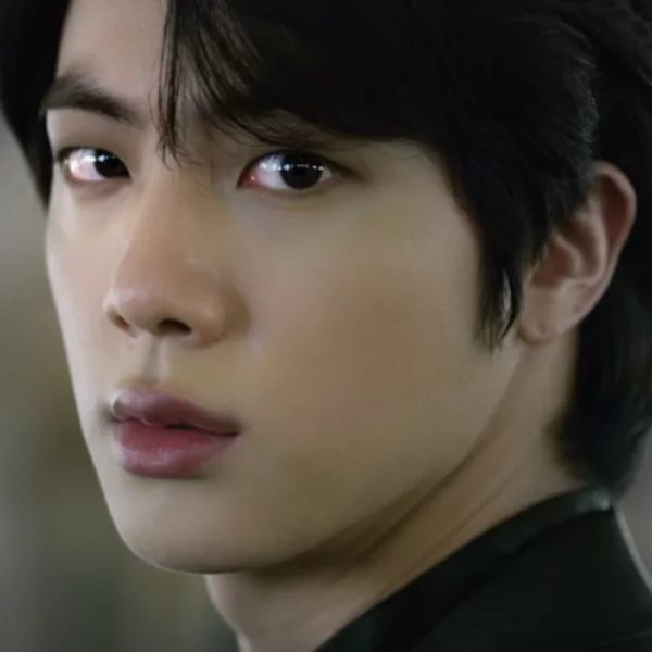 Mulher japonesa é indiciada na Coreia do Sul por assédio após beijar Jin, do BTS, sem consentimento, durante evento de fãs em 2024.