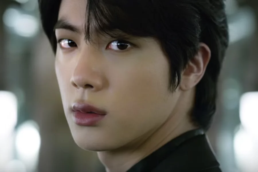 Mulher japonesa é indiciada na Coreia do Sul por assédio após beijar Jin, do BTS, sem consentimento, durante evento de fãs em 2024.