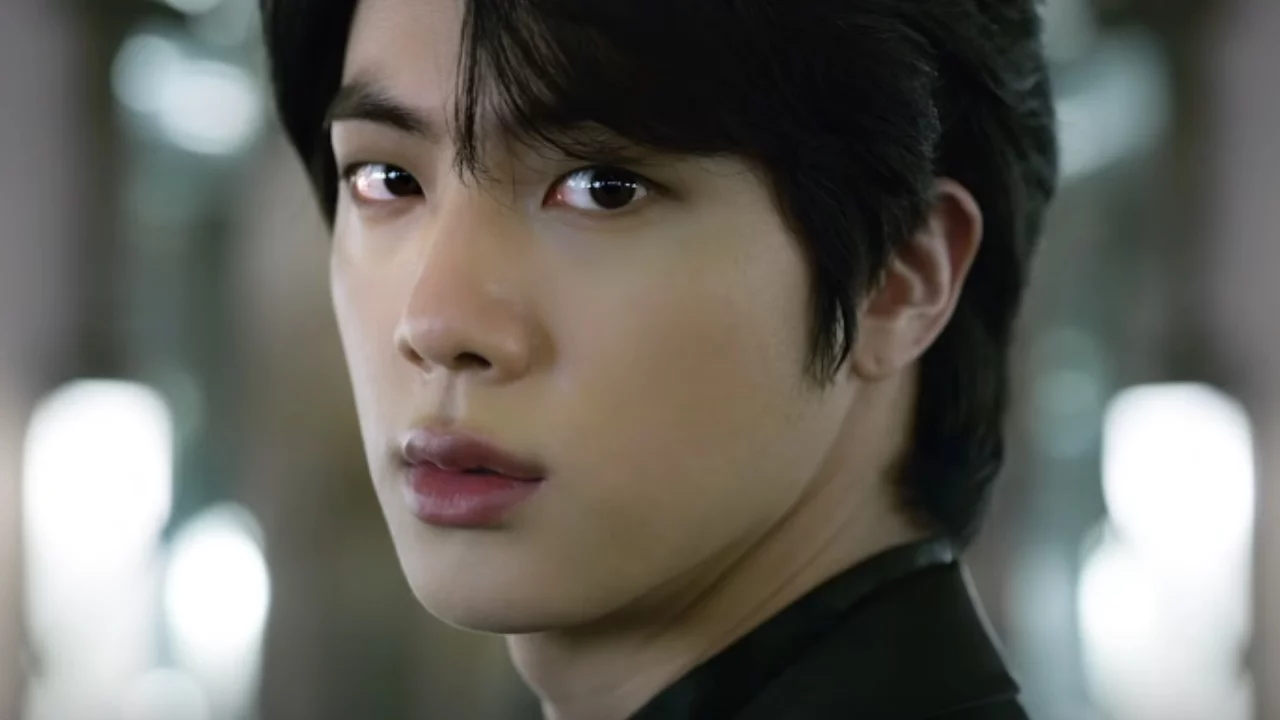 Mulher japonesa é indiciada na Coreia do Sul por assédio após beijar Jin, do BTS, sem consentimento, durante evento de fãs em 2024.