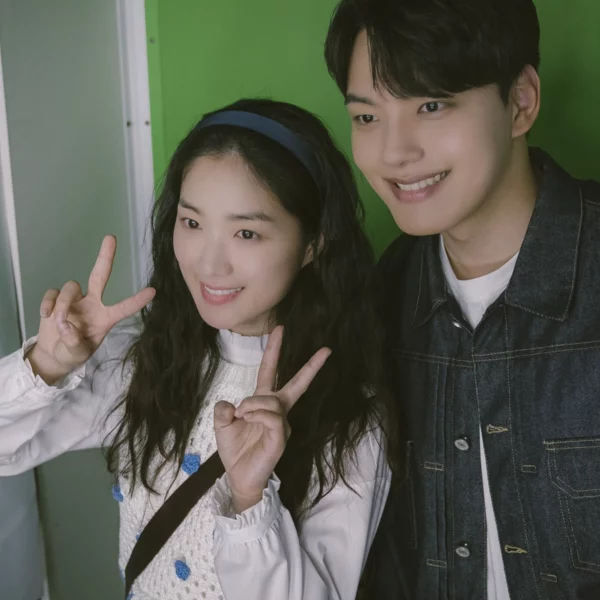 Ditto Conexões do Amor ganha trailer e estreia nos cinemas brasileiros em março. Remake coreano aposta em romance e nostalgia.