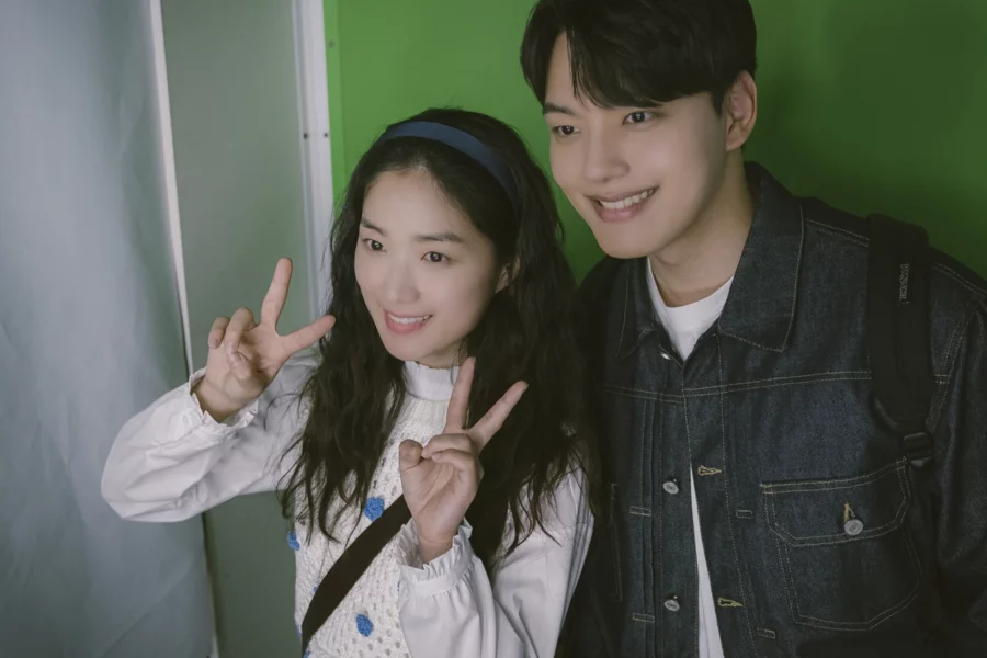 Ditto Conexões do Amor ganha trailer e estreia nos cinemas brasileiros em março. Remake coreano aposta em romance e nostalgia.