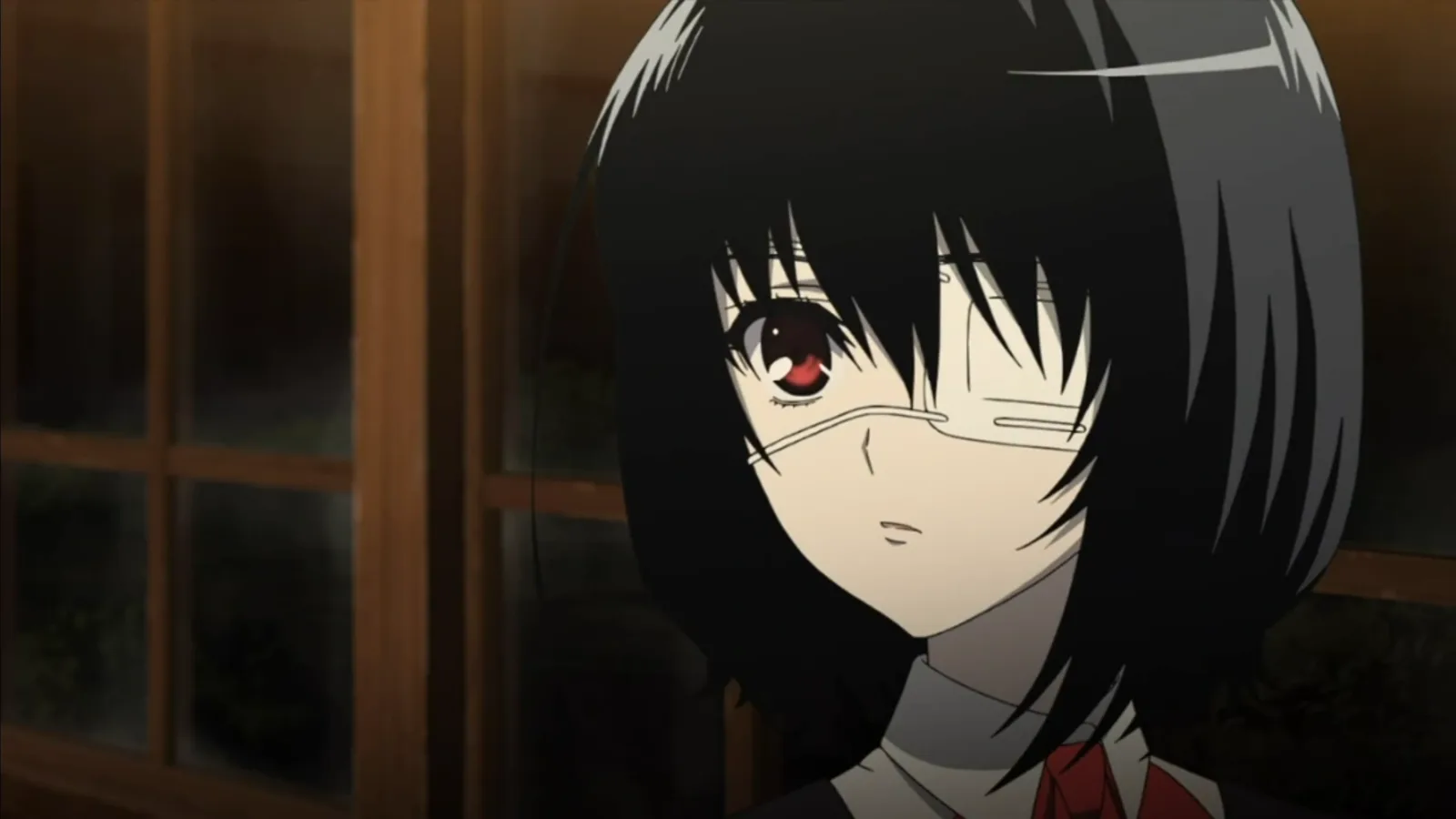 Mei Misaki com o tapa-olho em sala antiga da escola no anime Another